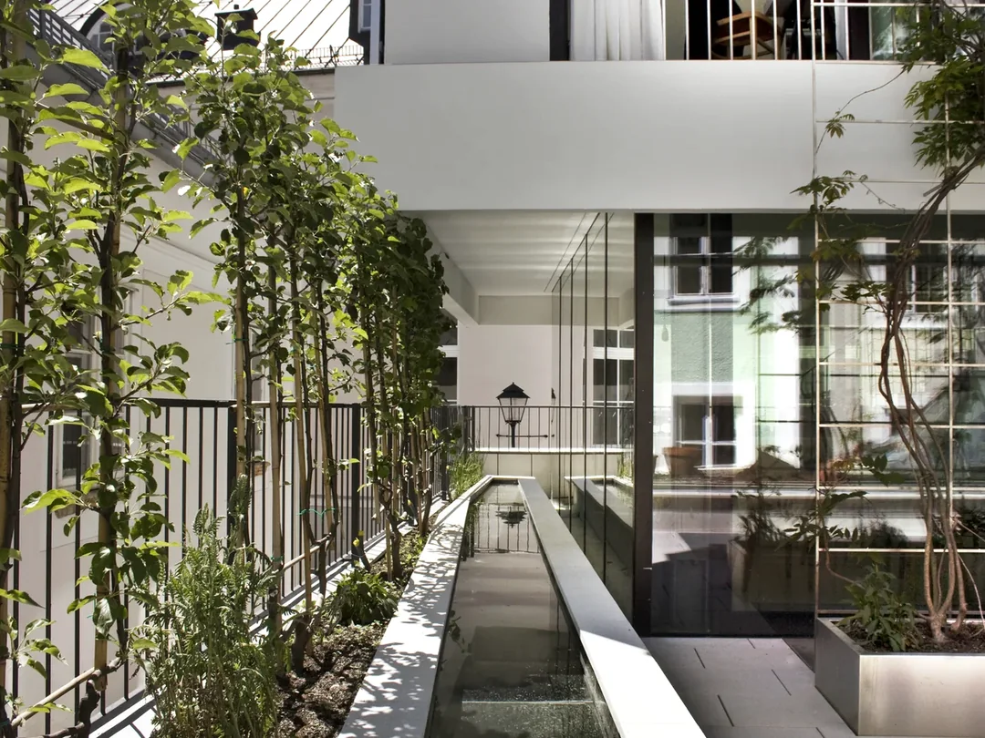 Freundlicher Garten- und Terrassenbereich eines Wohnhauses